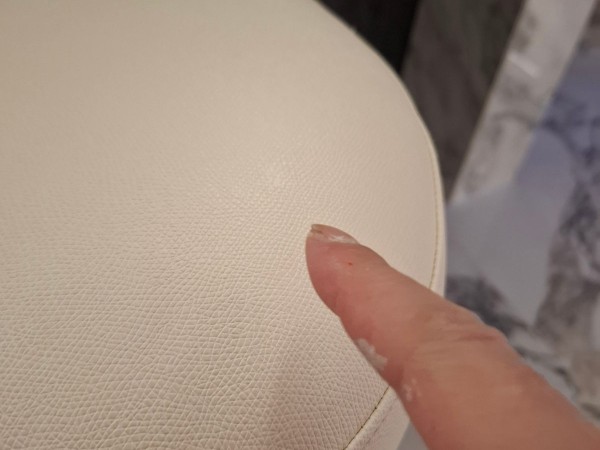 5성급 호텔 객실 내 원형 가죽 스툴 담배 그을림(담배빵) 복원 작업 후