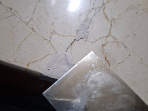 서울 종로 대리석 깨짐 복원 작업 과정 2